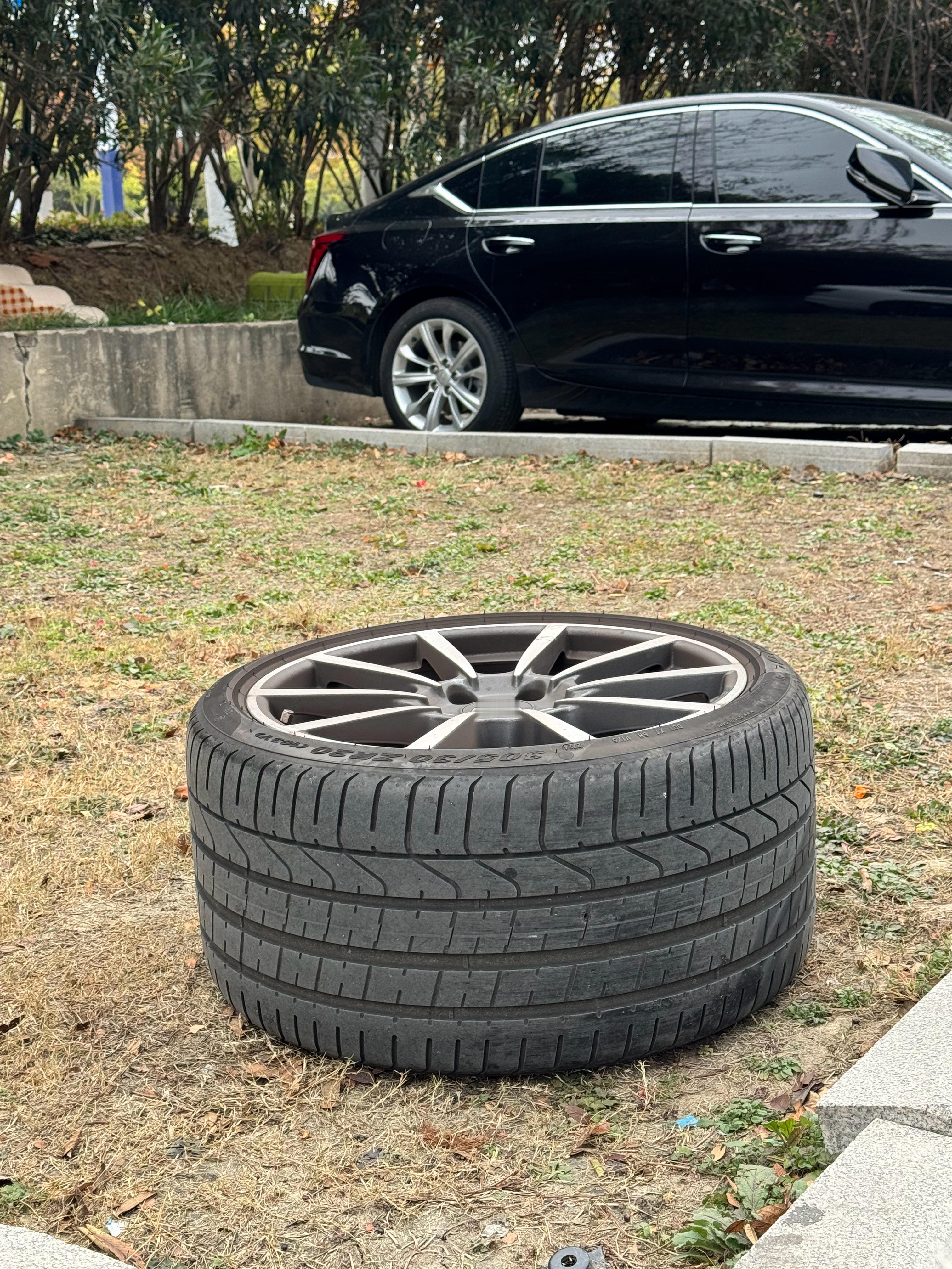 保时捷911后轮轮胎宽度简直吓人！装在车子上看不出来，一拿下来这胎宽应付个五六百