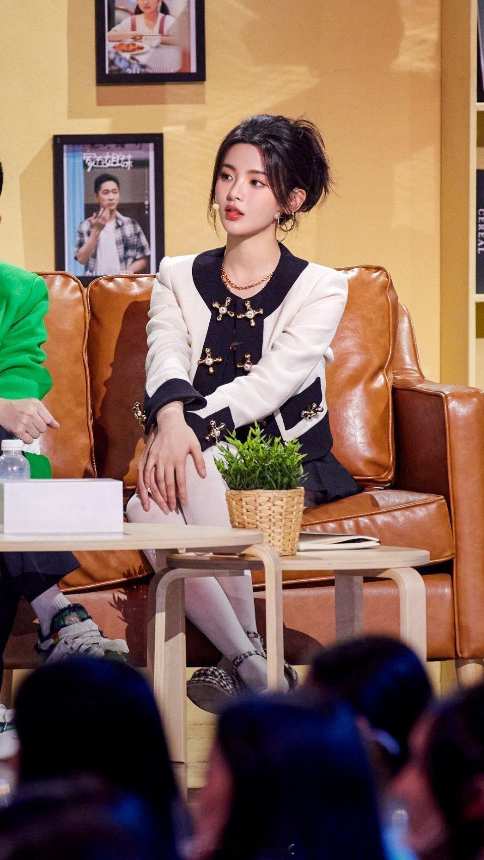 杨超越小香风造型