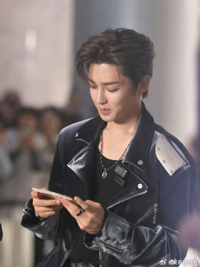 侯明昊生图vs精修图谁懂啊！侯明昊生图直接鲨疯了！高清镜头下皮肤状态绝了，五官