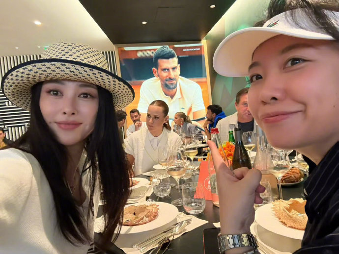 朱珠法网曝光vivo新折叠法网现场现场抓拍画面流出，看台之上邂逅前来观赛的朱珠