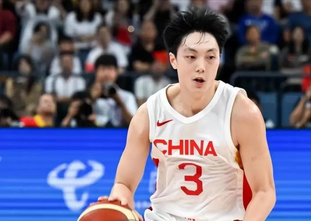 男篮集训迎来补强！胡明轩增补入队征战后续热身中国篮球之队正式发布集训人员调