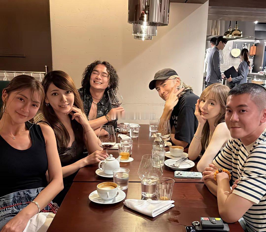 王心凌44岁生日现场曝光！43岁郑元畅满头白发现身，江直树帅到不敢认​​​