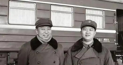1981年，华国锋退下来后，组织部门特意找到了他的秘书曹万贵，只见桌上摊着好几份