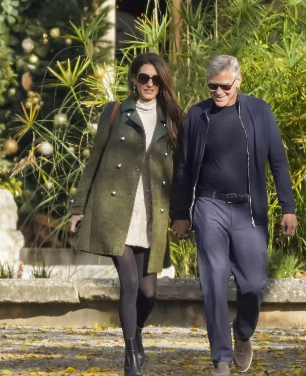 乔治·克鲁尼与阿迈勒·克鲁尼被拍到在法国南部悠闲漫步这对2014年结婚的夫妇，