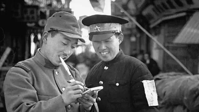 1942年，凌少农向日本人购买布料，对方看他像军人，便提出了疑惑，凌少农一愣，随