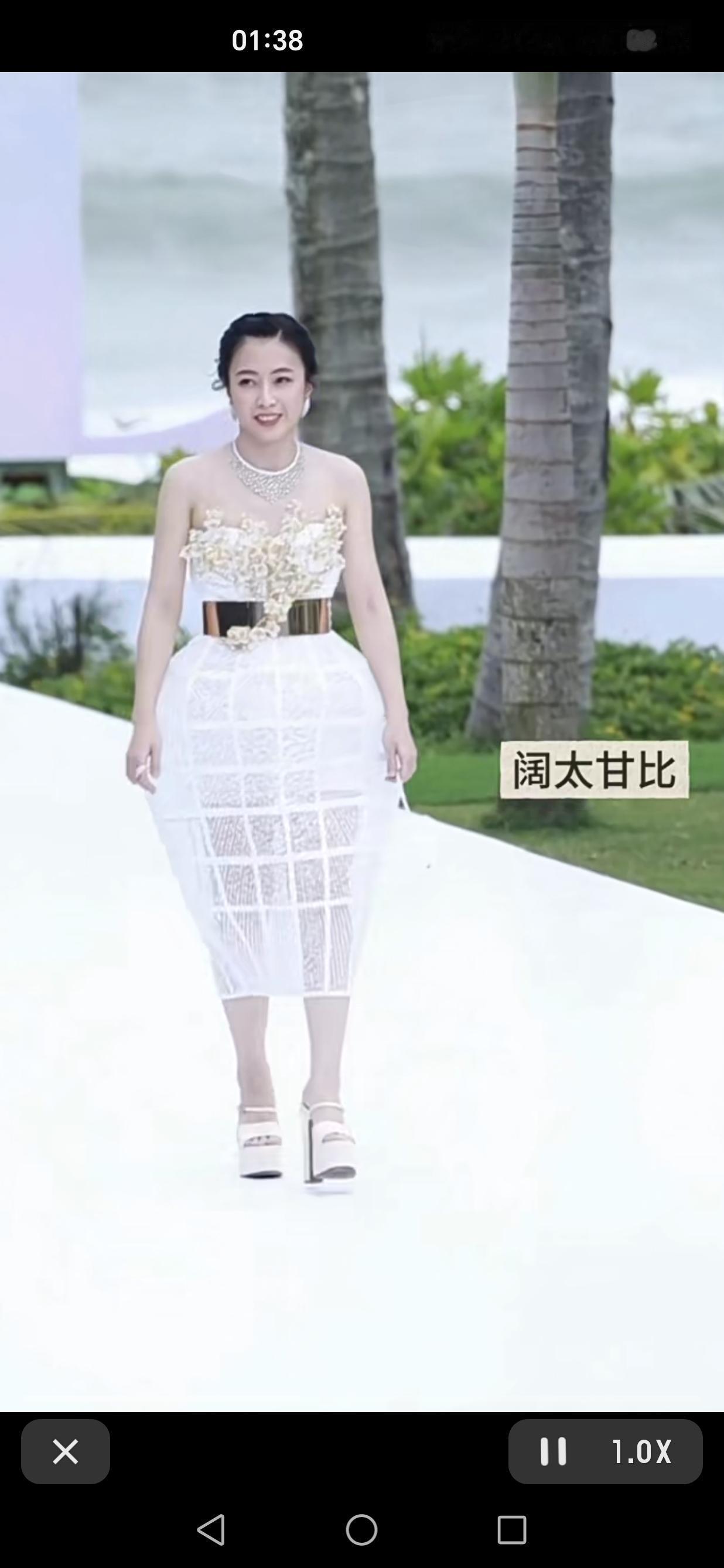 ELLE活动居然请到了刘銮雄老婆甘比…，但是这个富婆大姐她仪态是真不好呀，缩头缩