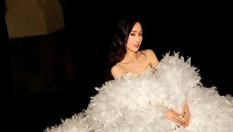 这家人，有点东西。都知道郭碧婷嫁了豪门。但最近火的是她妹妹。小两口不靠家里