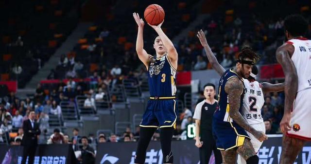 CBA新动向：胡明轩归队待战，李荣培复出助天津，辽宁男篮遭警告