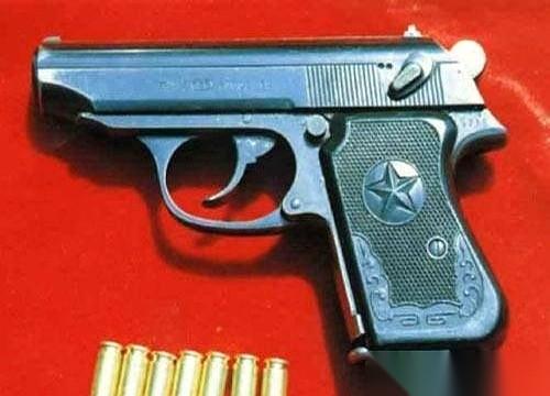 国内一线民警现在日常执勤的主力，是揣着15发双排弹匣的92式9毫米手枪。城市执