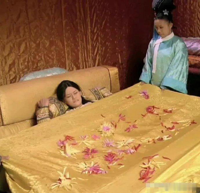 《甄嬛传》受宠跟不受宠区别好大甄嬛和眉姐姐生孩子场景，甄嬛的被子用真花点缀，眉姐