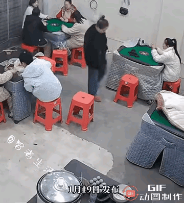 科学都解释不清了！一女子踢了一下自己眼前的凳子，万万没有想到的是，边上的朋友从凳