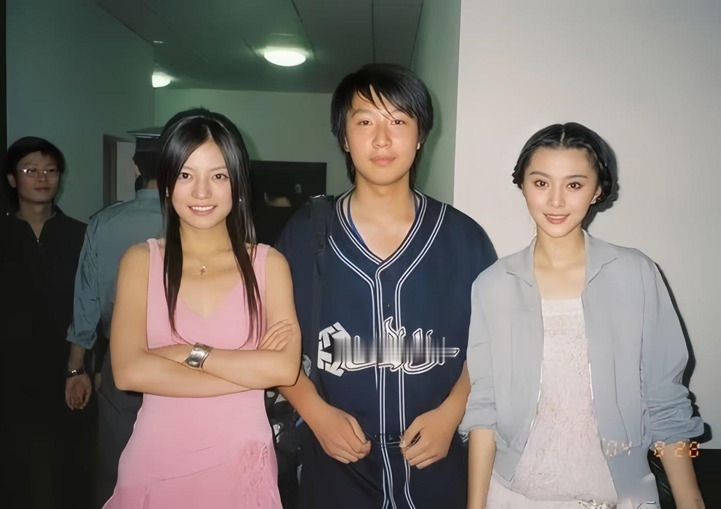 2004年8月28日，北京，第10届中国电影华表奖颁奖典礼。赵薇、范冰冰在后台与影迷合影。当晚，范冰