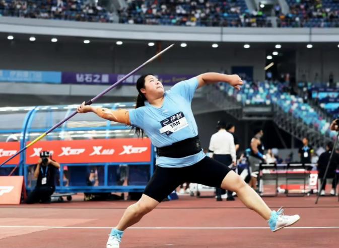 不查不知道，一查吓一跳。在赛场上惊艳四座的标枪少女严子怡，压根不是练标枪出身！这