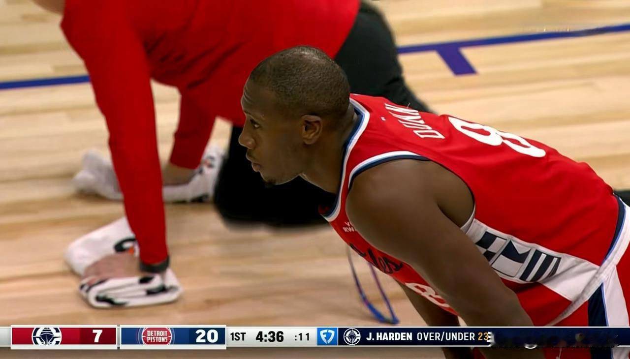 快船大将邓恩真是一位防守大师！在今天快船客场以98：92击败活塞的比赛中，邓恩展