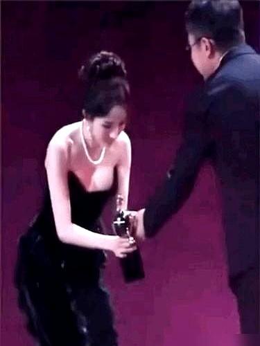 昨晚的品牌慈善晚宴上，杨幂在主持人介绍幕后工作人员时突然一个标准90度弯腰，停顿