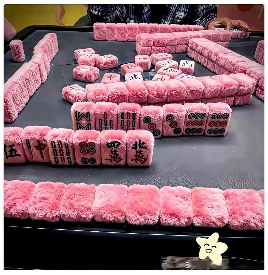 麻将馆里人手一副白手套，老板说不戴就滚蛋。我问为啥，他说不然第二圈就有人倾家荡产