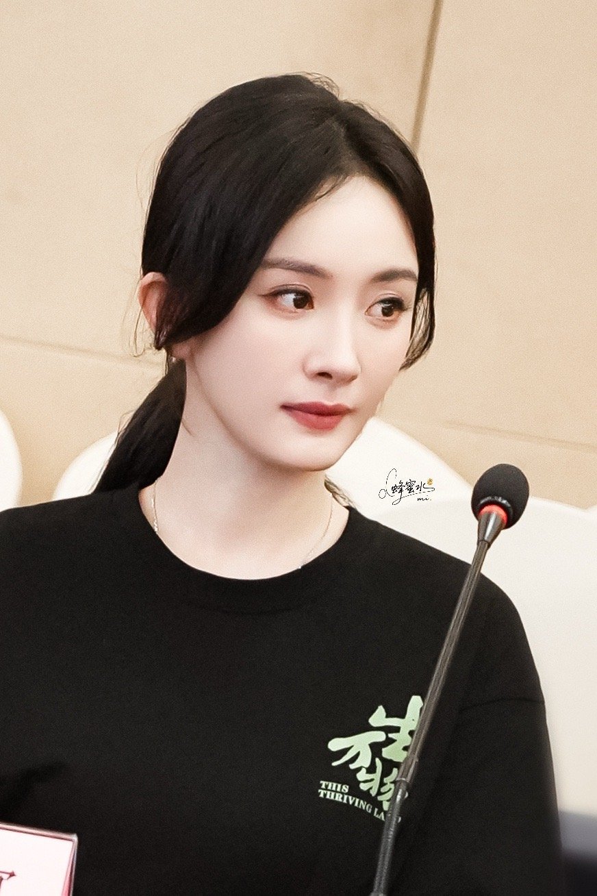 娜扎把杨幂编辑掉了都来看今天的新鲜杨幂好美啊我的天！本人还完全不上镜[