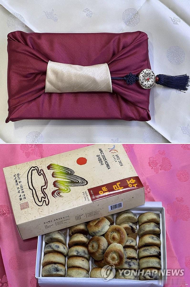 韩方向中方代表团赠送庆州特产黄南饼,听到中方赞扬“很香”后,随即向中方代表团追加