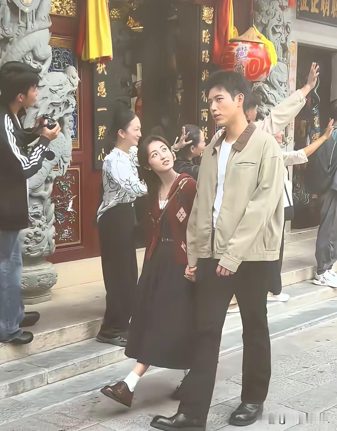 身高一定要相差真大张子枫搭档陈飞宇新剧，看着就不太有感觉，张子枫官方身高160，由于比较瘦，看起来就