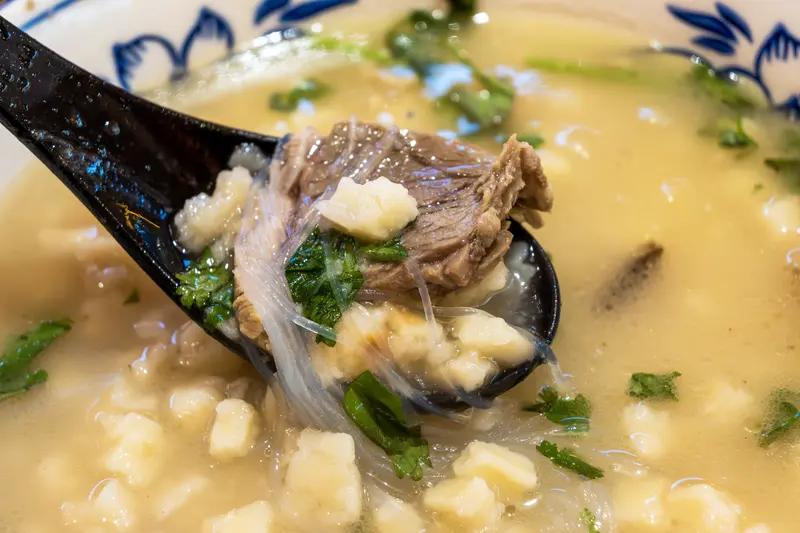 冬日的三餐，就像生活的温暖乐章。早上，来一碗热气腾腾的羊肉汤面，羊肉鲜嫩，面条劲