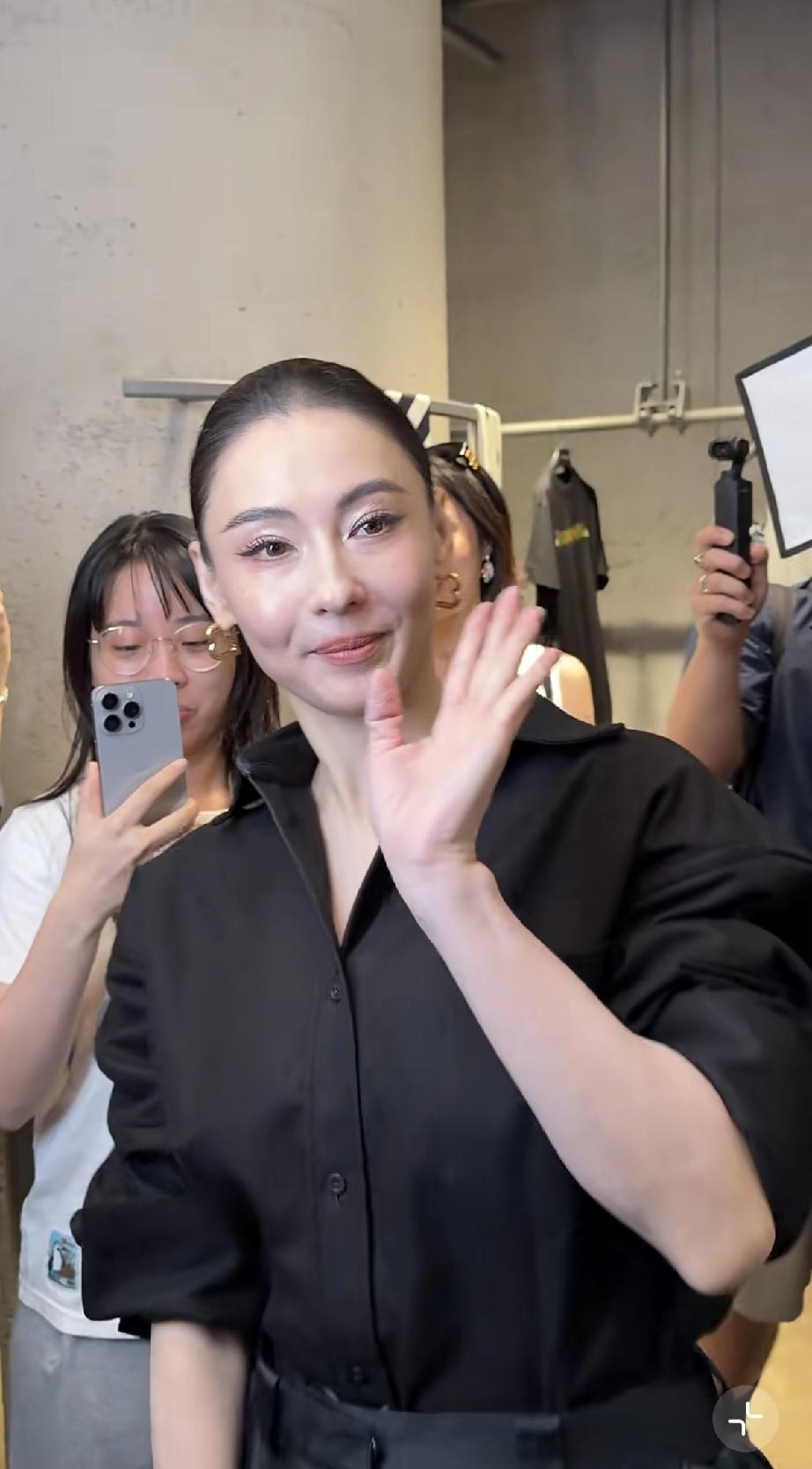 3月27日，张柏芝广州太古汇巴黎世家怼脸拍，皮肤有点粗糙，感觉她挺不容易的，每天