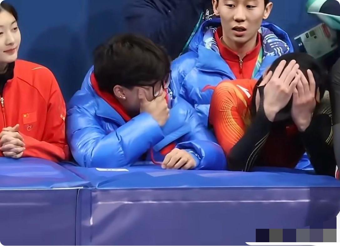 林孝峻自责到抱头难过，一旁的李文龙哭了！中国短道速滑无缘领奖台，参加了1/4决赛
