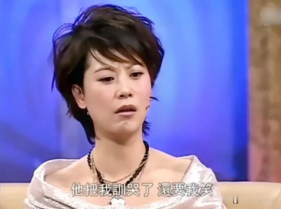 海清上学时当着全班同学的面被黄磊训了，女孩子脸皮薄，就没忍住哭了，黄磊却让她笑，