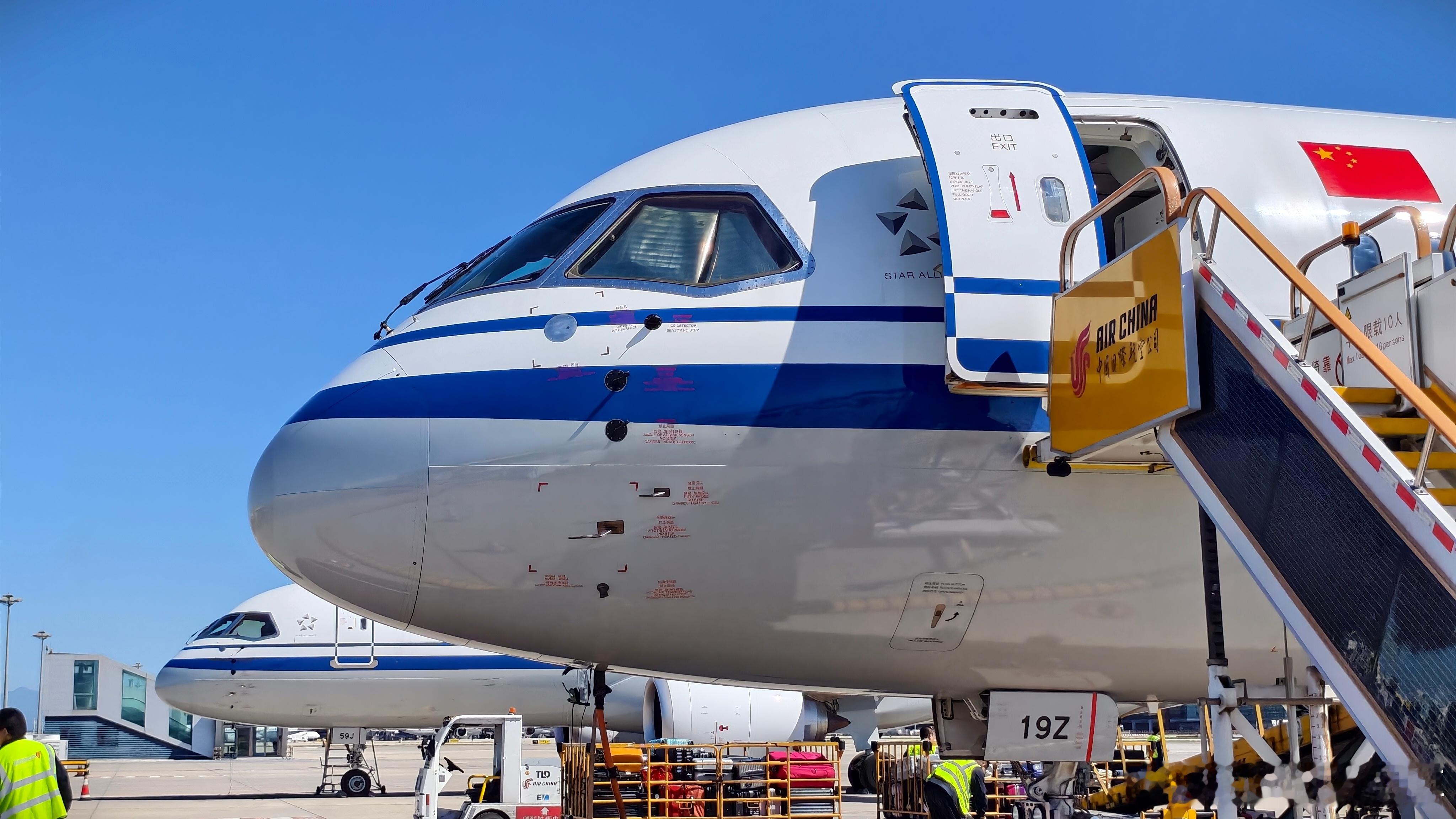 国产大飞机C919越来越成熟了，也开始不走廊桥了。争取尽快适航，称霸全球。这一大