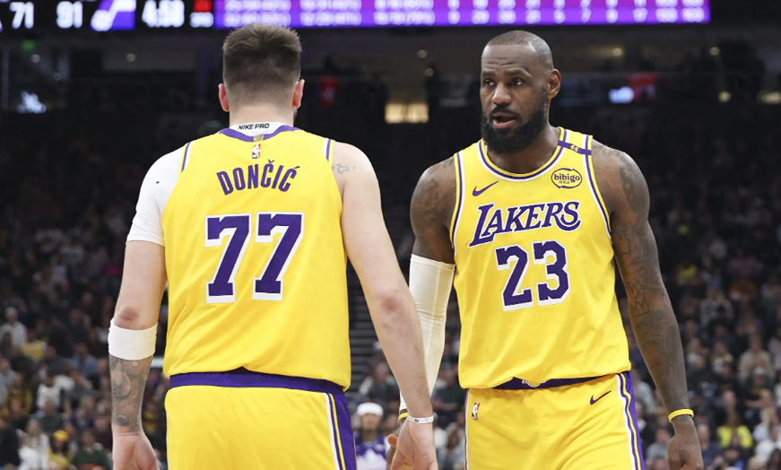 大家都误会詹姆斯了！据NBA记者报道，虽然勒布朗和他的儿子布朗尼没有出席东契