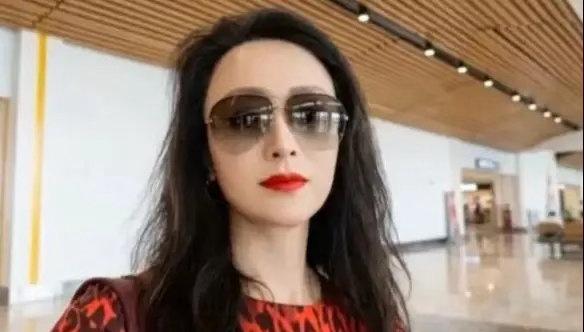 离奇失踪整整一个月！一名华人女子在希腊失踪。一个月后，她丈夫根据手机定位来到一座