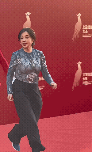 还有谁没见过庆奶这股18岁的活力劲？刘晓庆穿着宽松的衣服走红毯，但是75岁的她