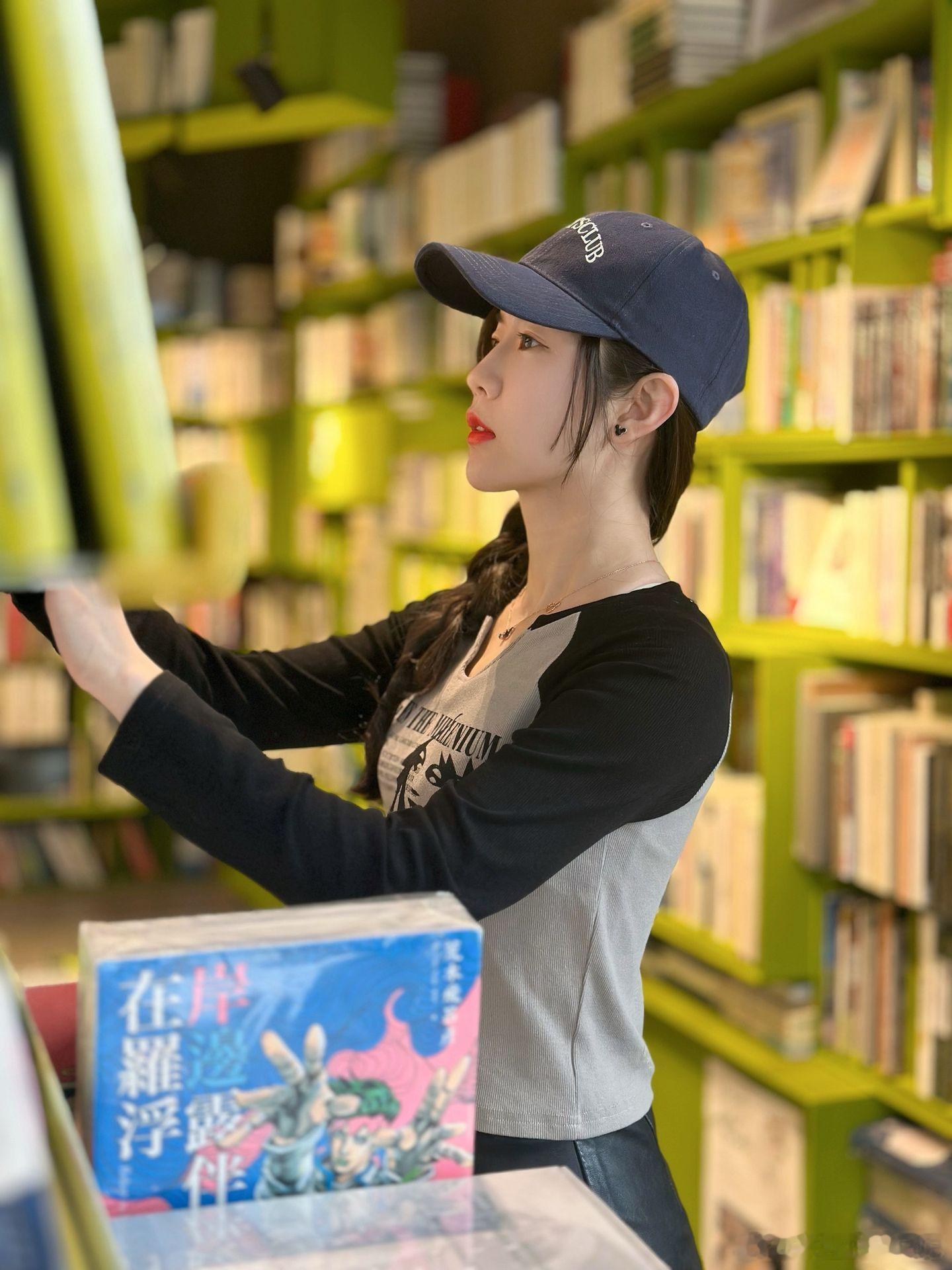 今天穿什么鸭舌帽，小皮裙，光腿神器