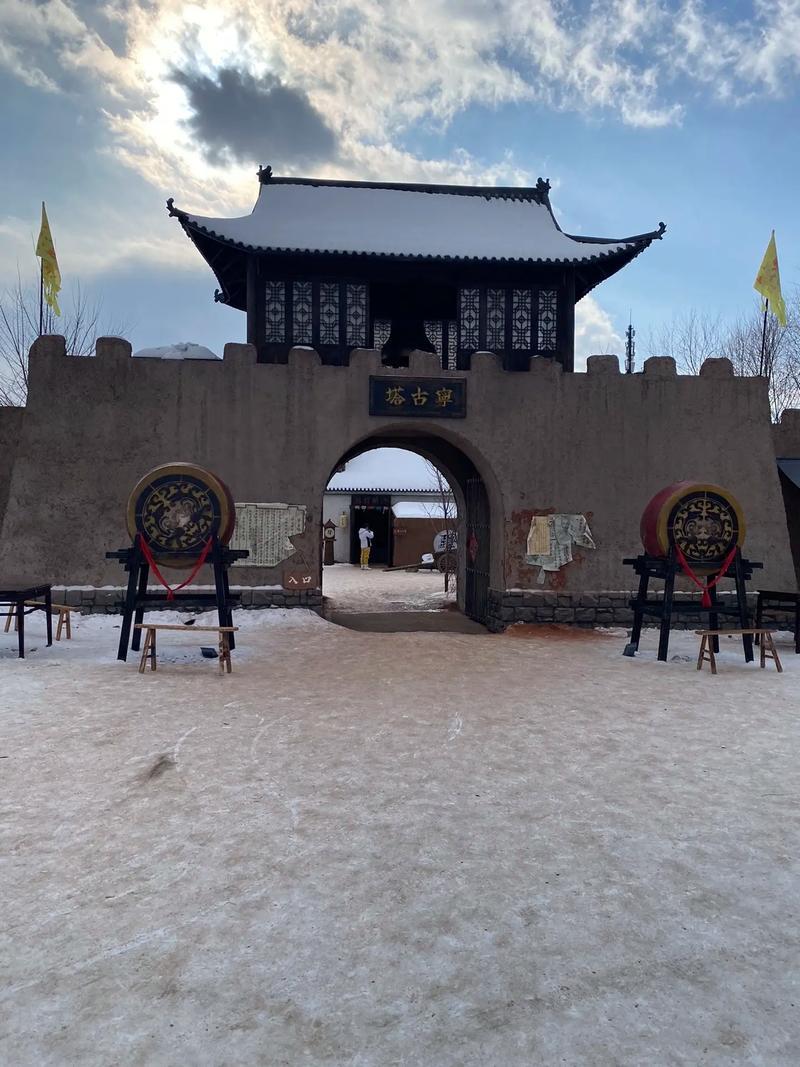 乾隆四十八年秋，一个山西穷秀才拦下皇帝的御驾，掏出一本手稿，请求乾隆帮他做一件事