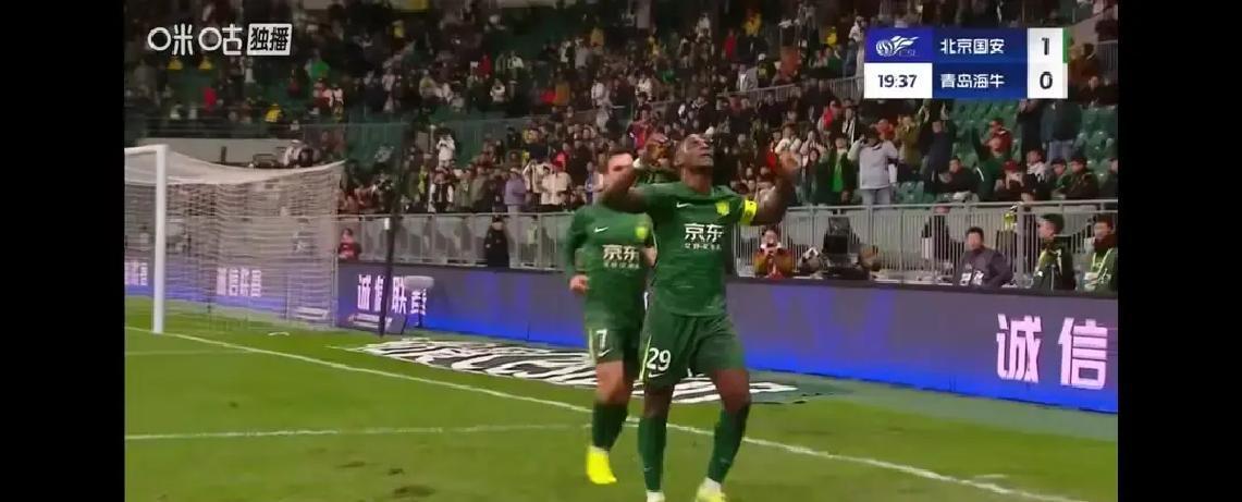 看完中超射手榜，发现个有意思的事。今年前三名，都跟北京国安有直接关系。金靴
