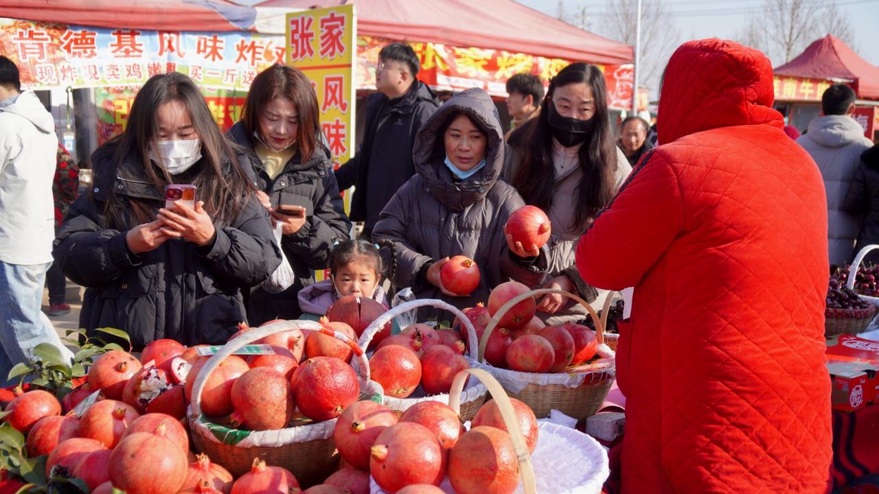 冬游齐鲁欢乐过年奔赴临沭曹洼大集，赴一场烟火之约。农历逢四逢九的清晨，曹洼大