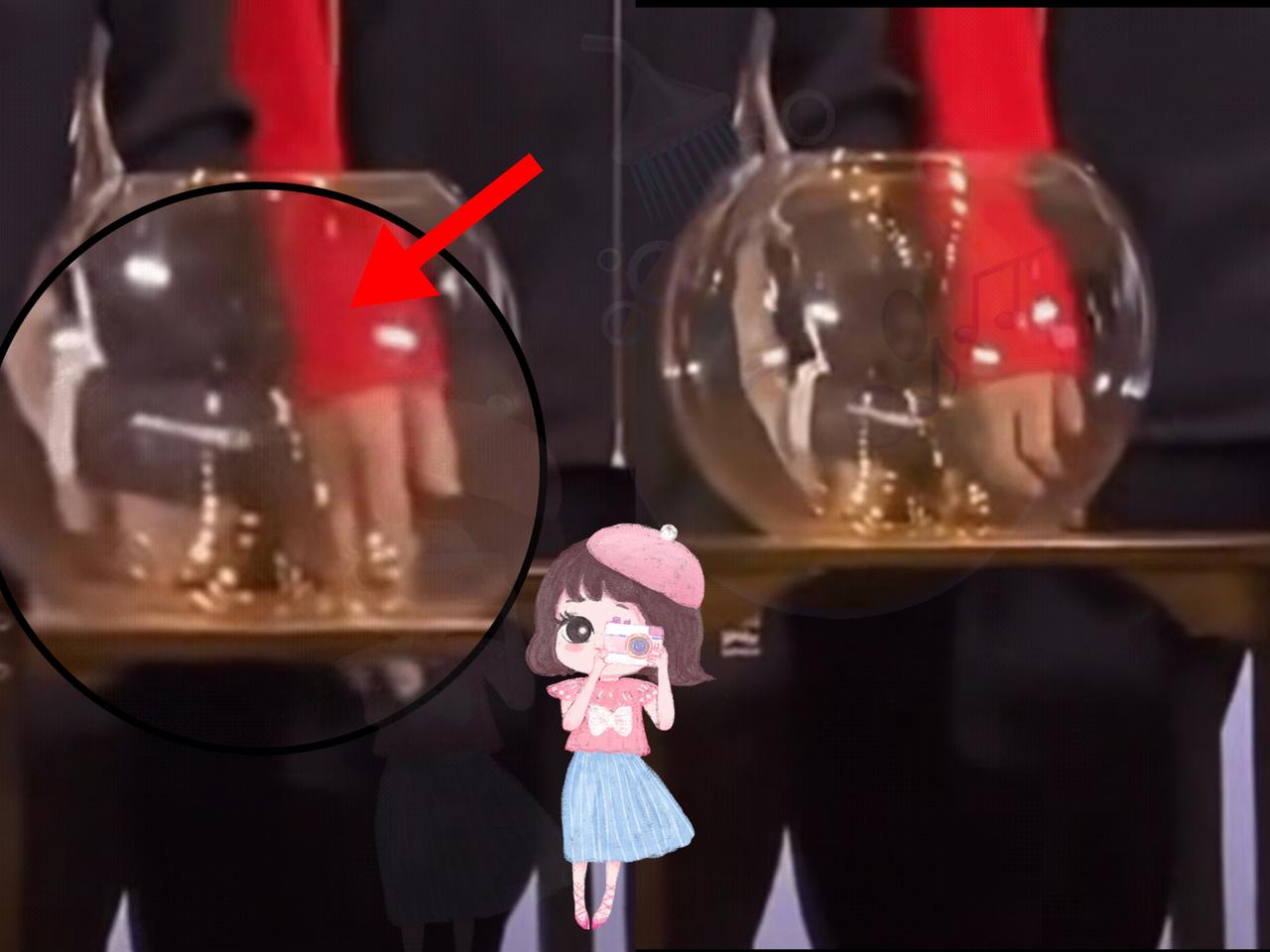 就这个小动作，头哥晚上估计要被罚加练了两小只看似左顾右盼结果悄咪咪地