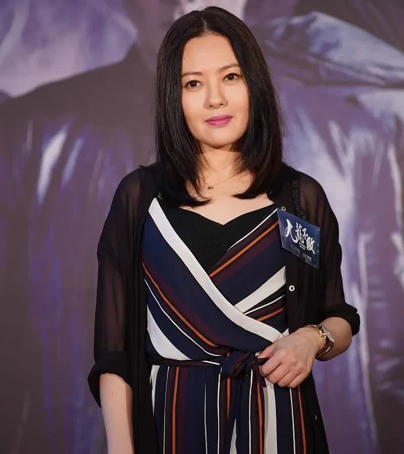 五十九岁的李丽珍最近罕见现身，和以前比明显肥胖，出场还是很震撼的，风韵犹存，美丽