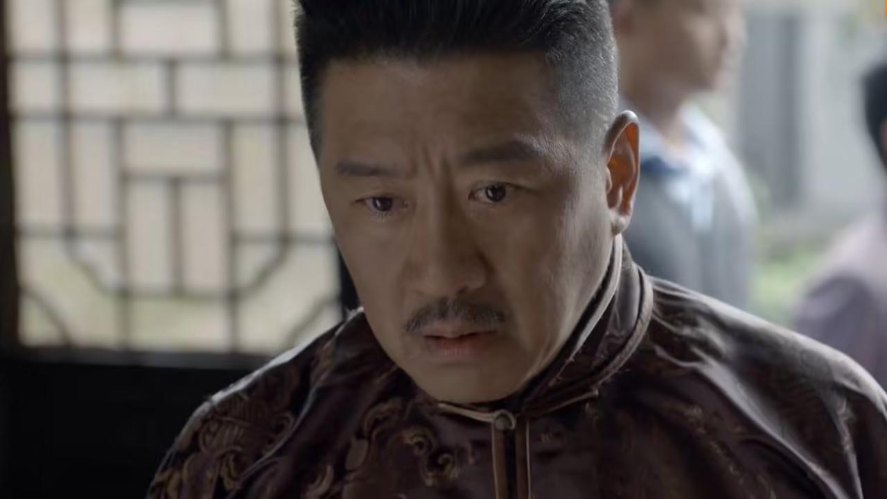 1996年,李登辉上台后撤掉蒋氏父子的陵墓守卫,并且让人大肆破坏蒋介石的雕像,宋