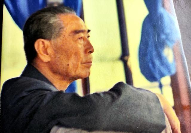 周恩来总理临终前一年，带病力促实现2件大事，件件令人泪目：第一件大事是有关贺龙元