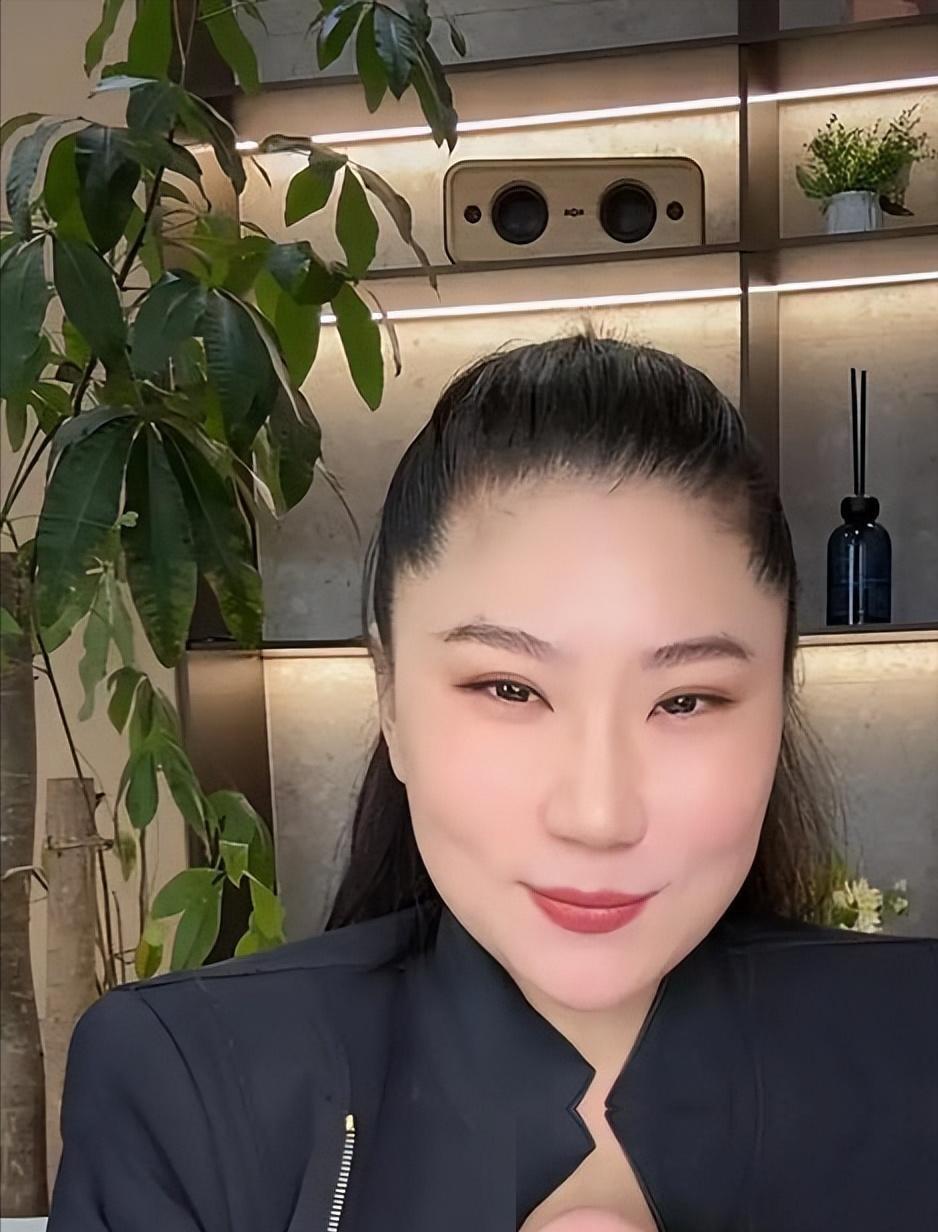 就在7月29日，Coco那套富贵安稳后半生的人设，彻底让网友给锤碎了。她之前信