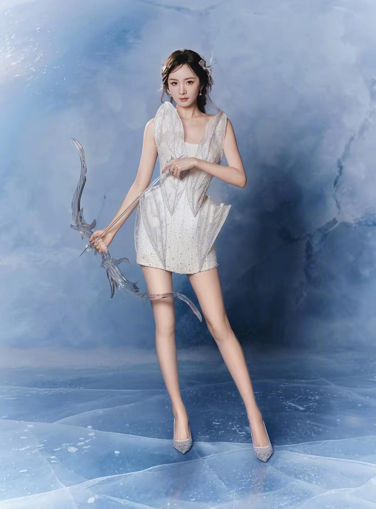 《王者荣耀十周年共创之夜》，杨幂[玫瑰]惊艳全场[吐舌头眯眼睛笑]只是，不知道她这套