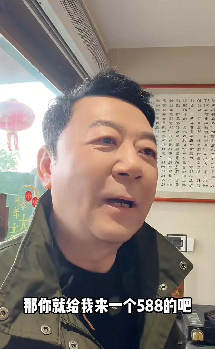 郭涛去吃扬州炒饭，老板开口就是588一盘，郭涛觉得有点贵就问，588的和58的什