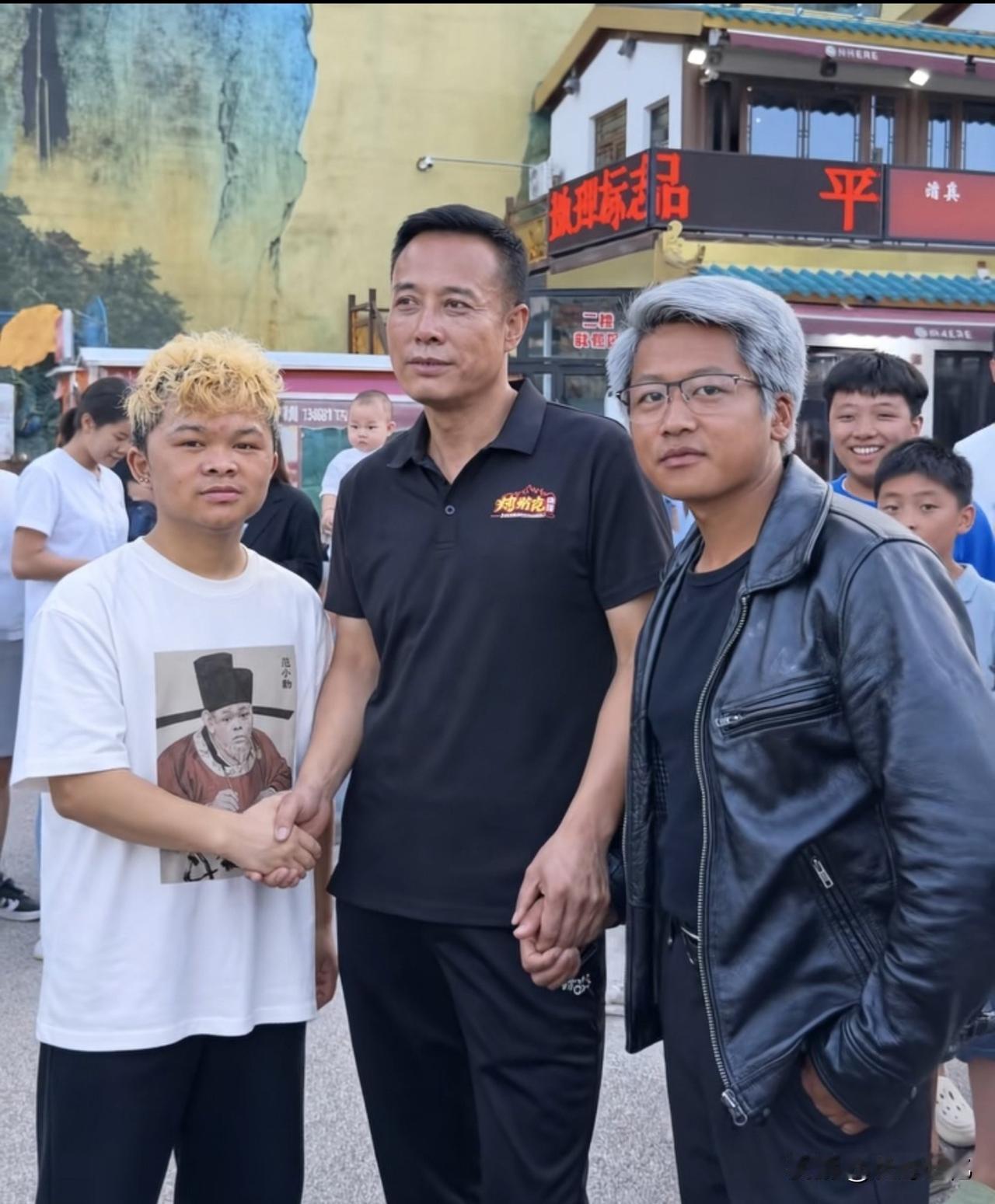 山寨模仿秀。从右开始，黄仁勋，马斯克、那么最左边黄毛是谁呢？