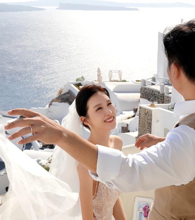 现年36岁、2007年落选港姐何天儿（前名何傲儿）情史出名，曾与大51年娱乐大亨