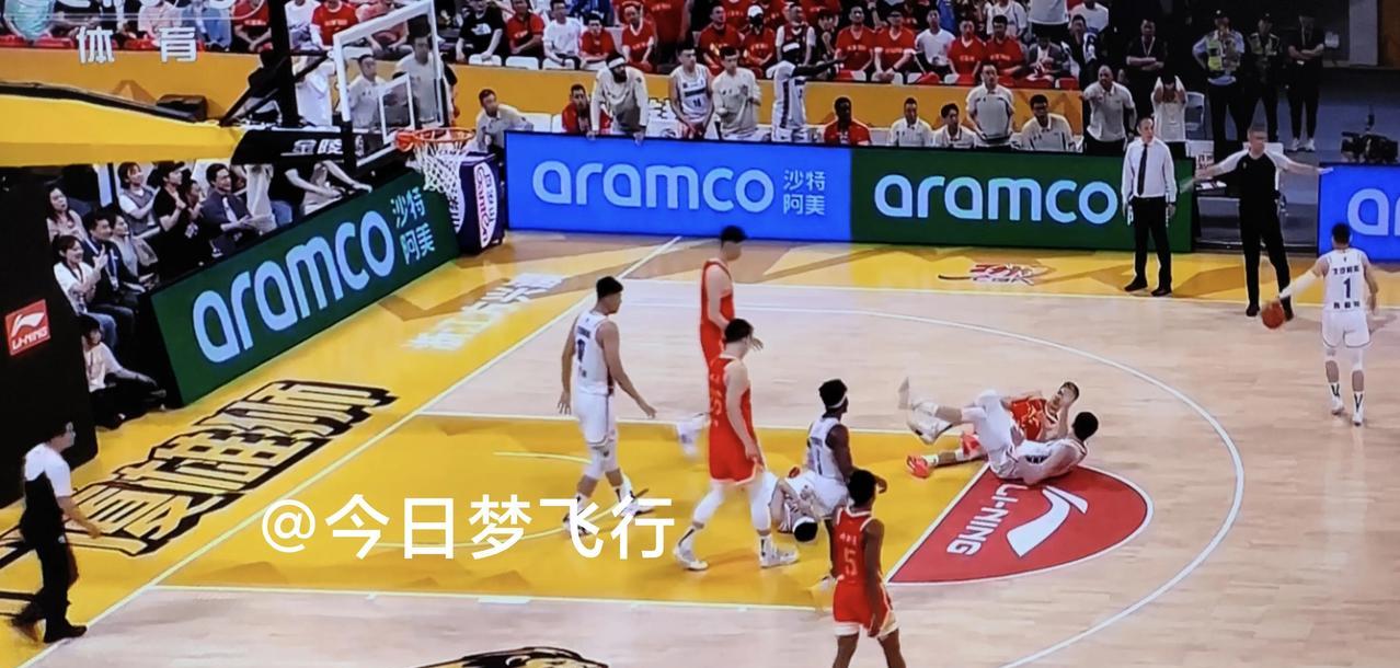 总决赛G1战：陈盈骏+杰曼完胜孙铭徽+布朗，北京客场大胜浙江广厦！刚刚结束的C