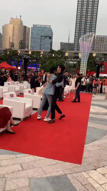 李治廷的大厚底内增高鞋在1.85的经超面前毫无作用，经超的腿还是长到李治廷的腰…