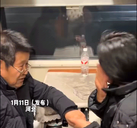 河北，一女子乘坐火车时，偶遇71岁初中班主任，女子本以为20多年没见的老师，可能