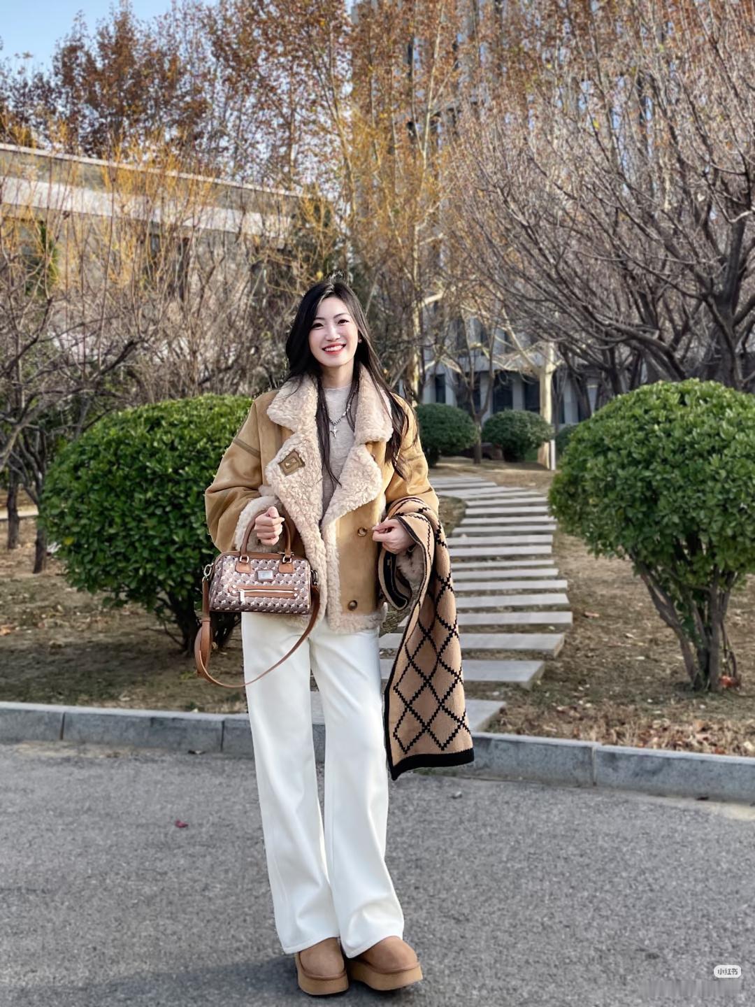 今年冬季比较流行皮毛一体衣，适合四五十岁女性穿吗？我认为适合。只要选对服装版型，