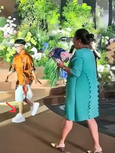 金龟子在女儿婚礼上穿大裤衩，并不是因为喜欢与众不同，而是因为金龟子的身高太矮了。
