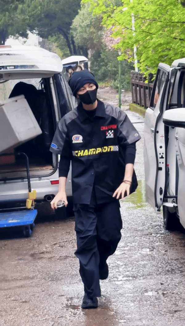 丁禹兮的肩膀还挺宽宽肩窄腰的身材有点好